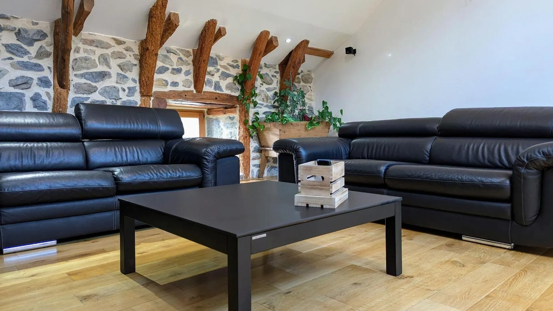 Gite D'Exception Avec Spa, Jardin Paysage Et Equipements Haut De Gamme A Blanlhac - Fr-1-582-201 Rosieres  0*, Rosieres (Haute-Loire)