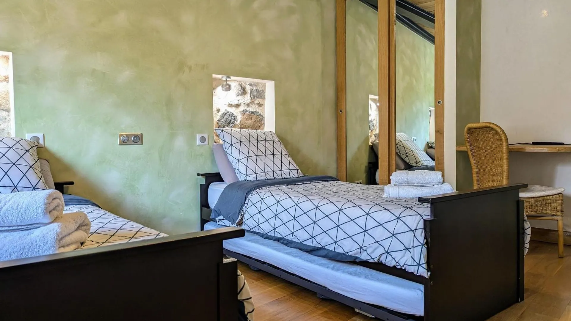 Gite D'Exception Avec Spa, Jardin Paysage Et Equipements Haut De Gamme A Blanlhac - Fr-1-582-201 Rosieres  Holiday home