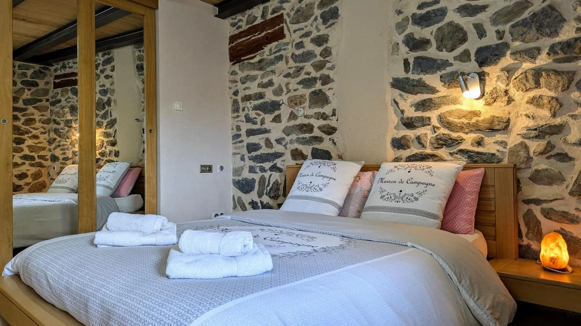 Gite D'Exception Avec Spa, Jardin Paysage Et Equipements Haut De Gamme A Blanlhac - Fr-1-582-201 Rosieres  0*, Rosieres (Haute-Loire)